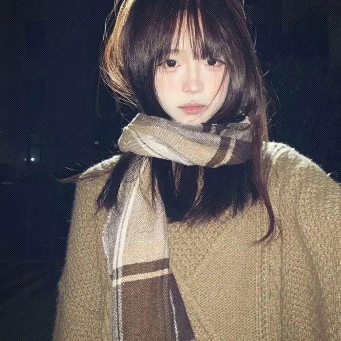 她背后的那双手